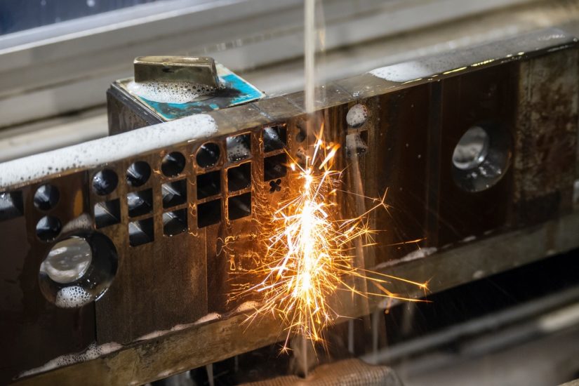 اسپارک چیست و چه کاربردی در صنعت قالب‌سازی دارد؟